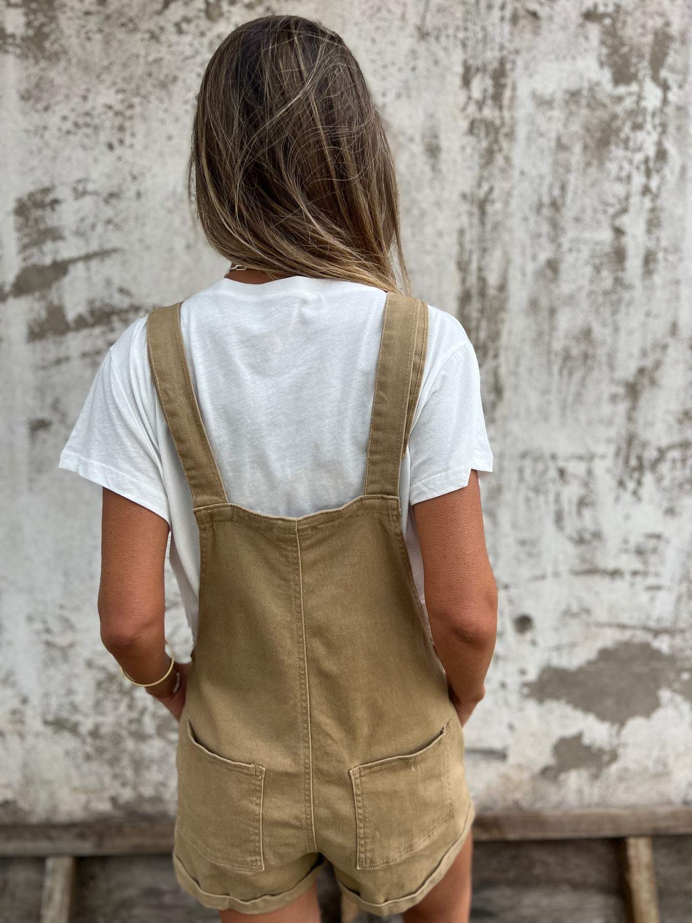 Buckle pocket shorts and suspenders