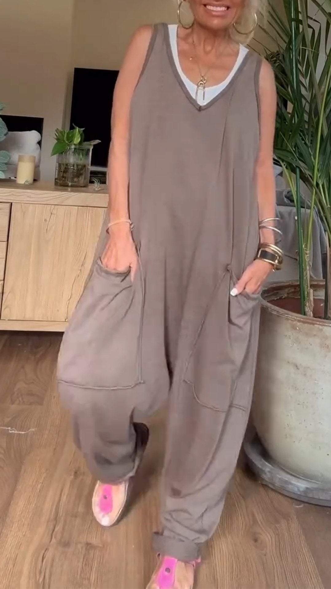 Women's V-neck Sleeveless Casual Jumpsuit